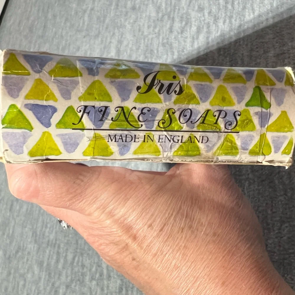 Country Gate Iris Fine Soaps Set Of 3 Made in England Vintage 2.62oz Wrapped New